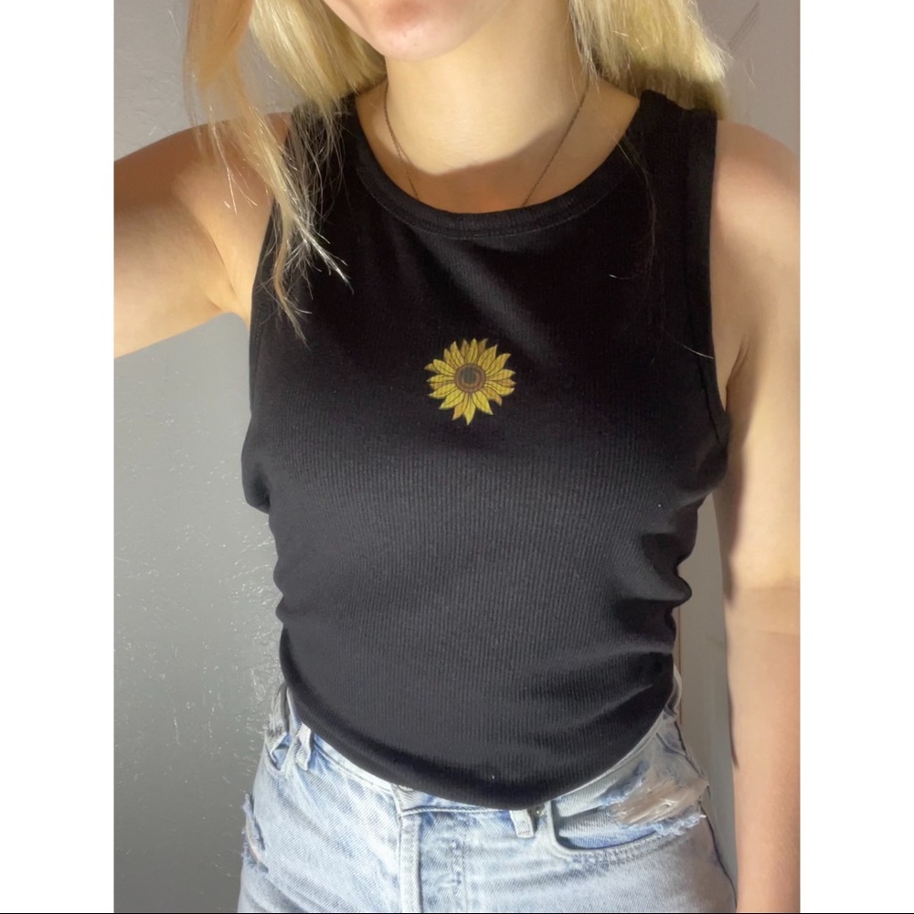 Rue 21 Sun flower tank top. Size medium in great condition.